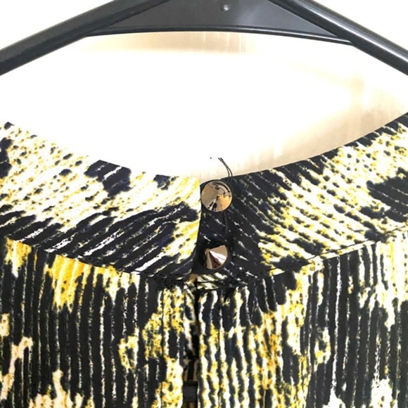 Astr the Label Sleeveless Mock Neck Blouse - Picture 4 of 6